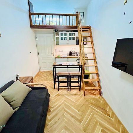 Cozy Design Homestay With Terrace Prag Exterior foto